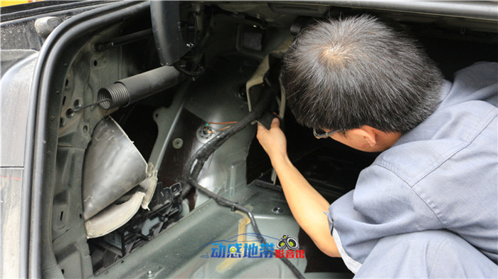 2奥迪A6L原车异味严重施工师傅在做清洁工作.jpg